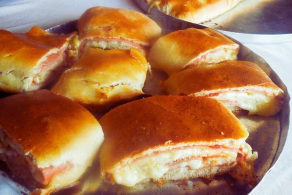 pizza enrolada pizza enrolada em cima de uma forma redonda