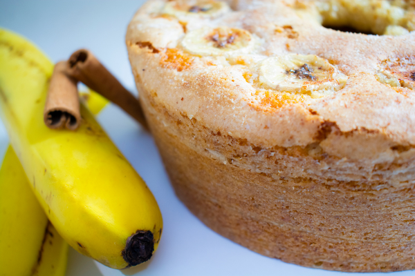 bolo de banana e uma banana