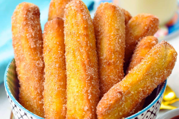 pedaços de churros dentro de uma vasilha