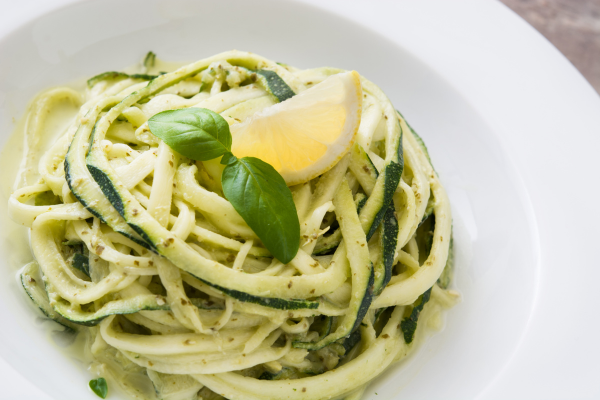 Macarrão de Abobrinha ao Pesto: Uma Opção Leve e Saborosa