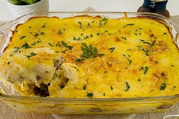 Escondidinho de Bacalhau - Dicas, Ingredientes e Preparo escondidinho de bacalhau dentro de uma vasilha de vidro