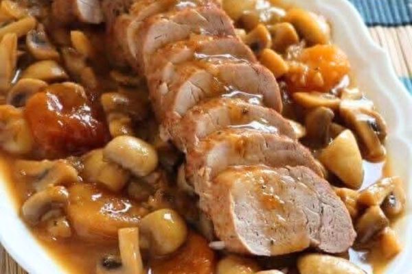 pedaços de lombinho de porco com cogumelo e cerveja