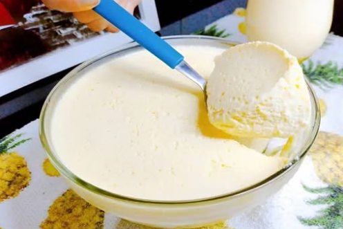 uma colher tirando mousse de abacaxi na vasilha