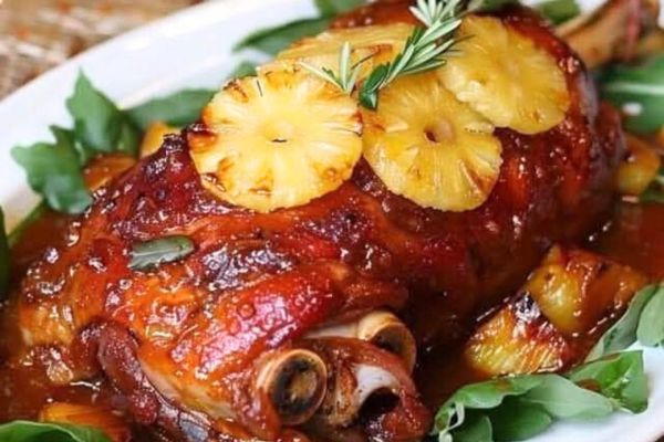 Pernil com Molho de Abacaxi. Passo a Passo. Faça Já Pernil com pedaços de abacaxi em cima