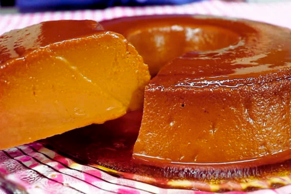 pudim de doce de leite cortado