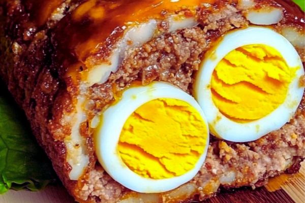Rocambole de Carne: Um Clássico Recheado com Sabor rocambole de carne com dois ovos dentro