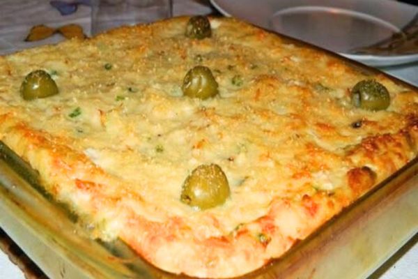 torta de bacalhau dentro de uma vasilha de vidro com azeitonas em cima