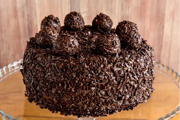 Bolo de chocolate com cobertura de brigadeiro bolo de chocolate com bolinhas de brigadeiro em cima
