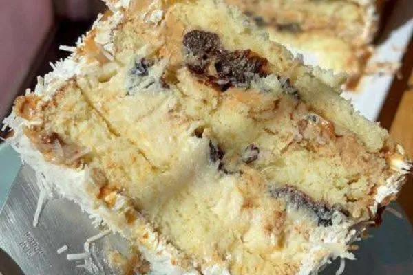 pedaço de bolo de cocada com ameixa