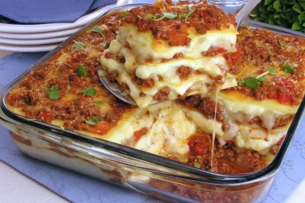 Lasanha com Escondidinho de Carne Moída Passo a Passo. Lasanha dentro de uma vasilha de vidro