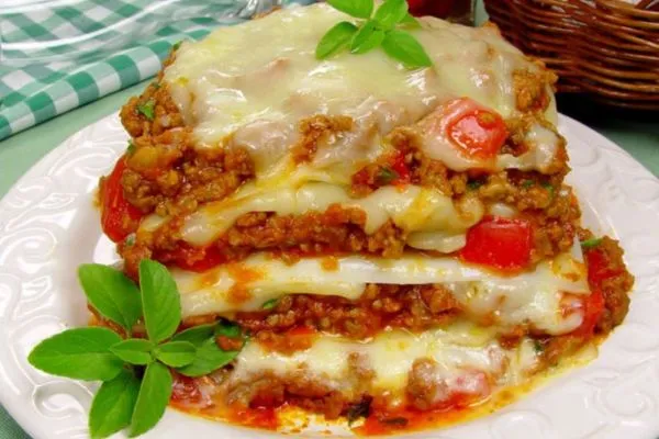 lasanha mexicana em cima de um prato com várias camadas