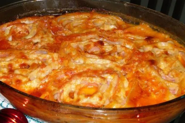 Rondeli de Presunto e Queijo: Receita Deliciosa e Fácil de Fazer vasilha de vidro com rondeli de presunto e queijo