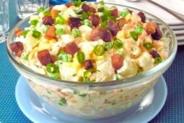 Salada de Batata e bacon nutritivo e saboroso salada de batata e bacon dentro de uma vasilha de vidro