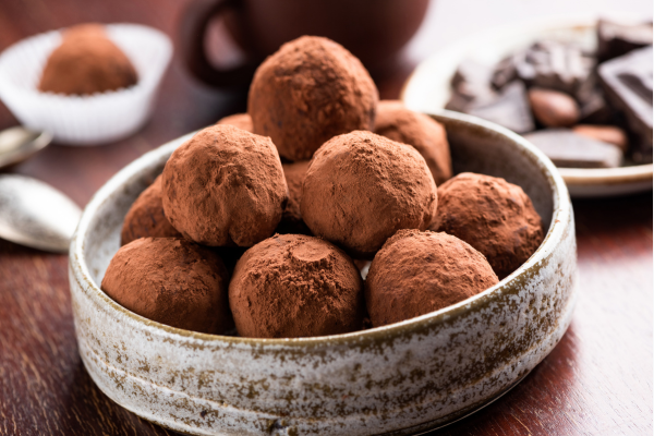 Trufa de Chocolate com Recheio Cremoso e Fácil de Fazer várias trufas dentro de uma tampa