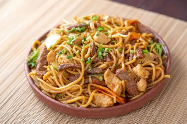 Yakissoba Tradicional dentro de um prato
